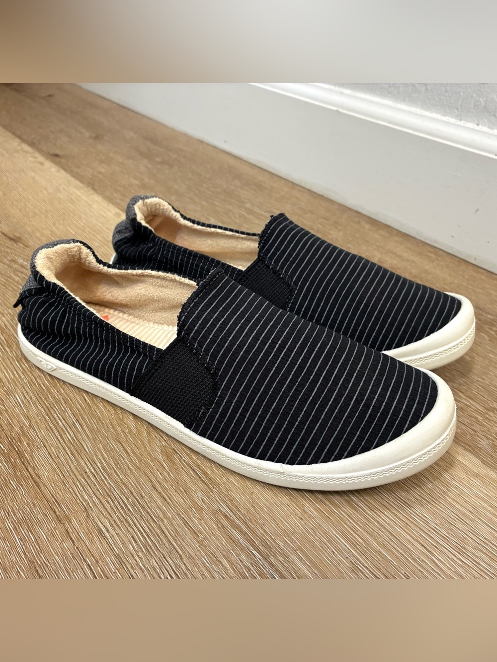 Roxy Palisades Sneakers in a Black White Stripe Women’s US 9.5 EU 40.5 26.5cm